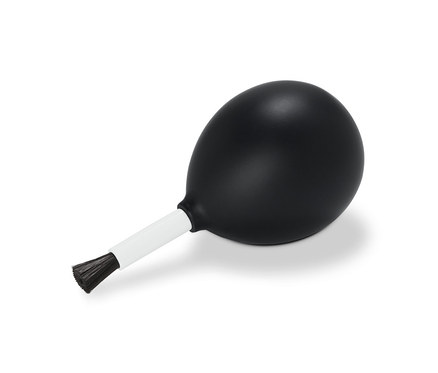 Beyaz bir arka planda duran 2'si 1 Arada Üfleyen Fırça.