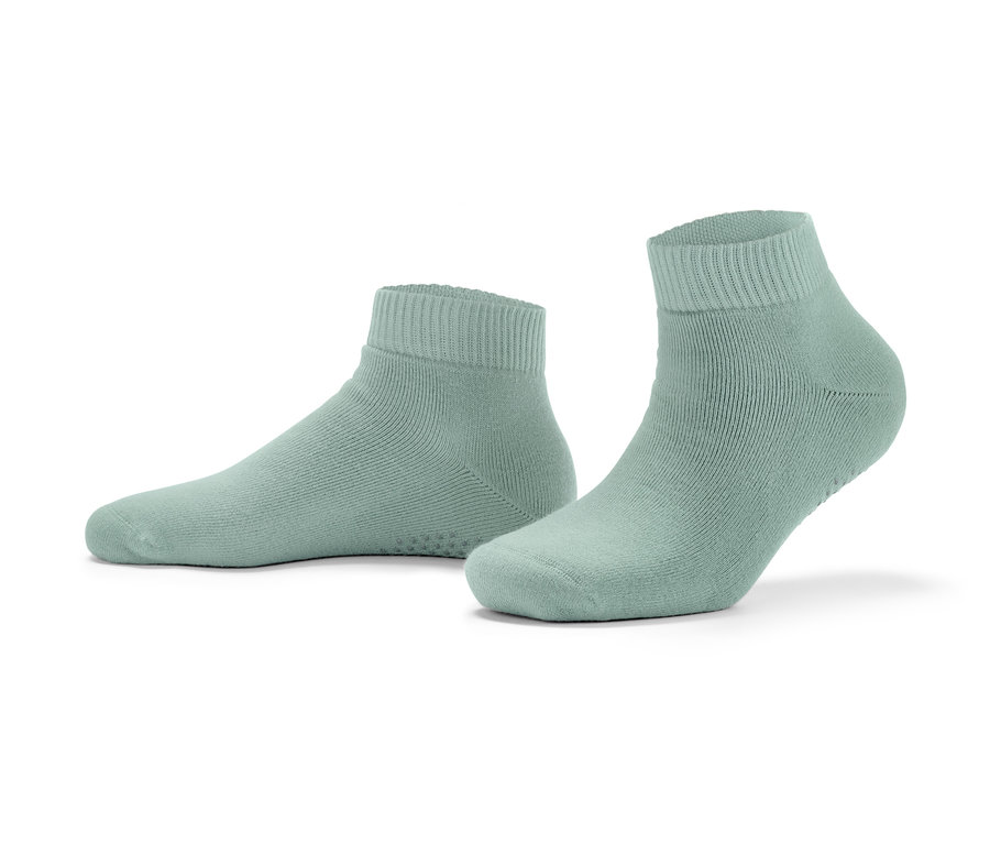 İki çift yeşil yoga çorabı.