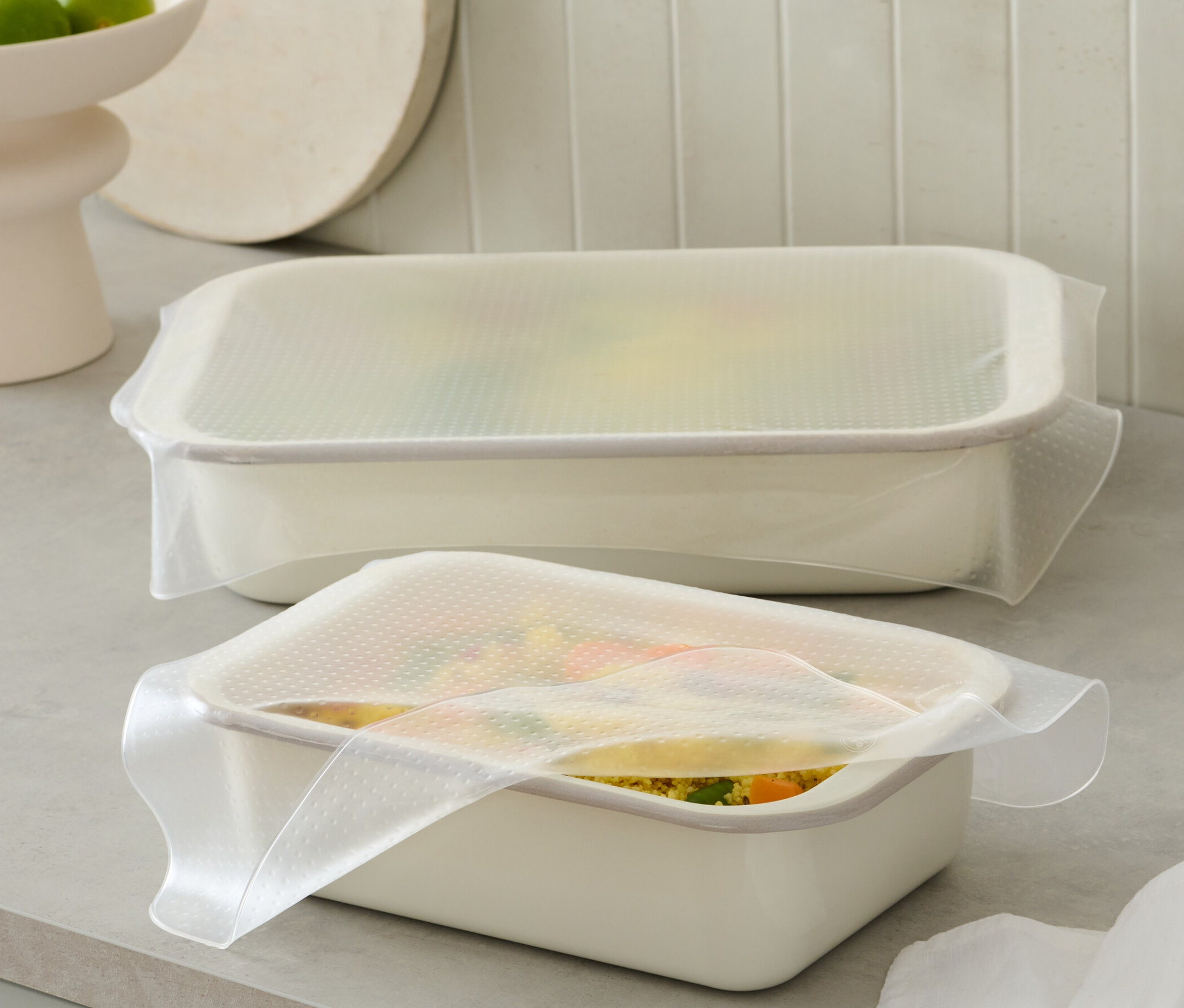 İki beyaz kap, 2 adet silikon saklama folyosu ile kaplanmıştır.