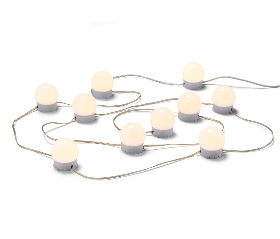 Beyaz bir arka plan üzerinde LED'li bir USB ışık zincirinin yakın çekimi