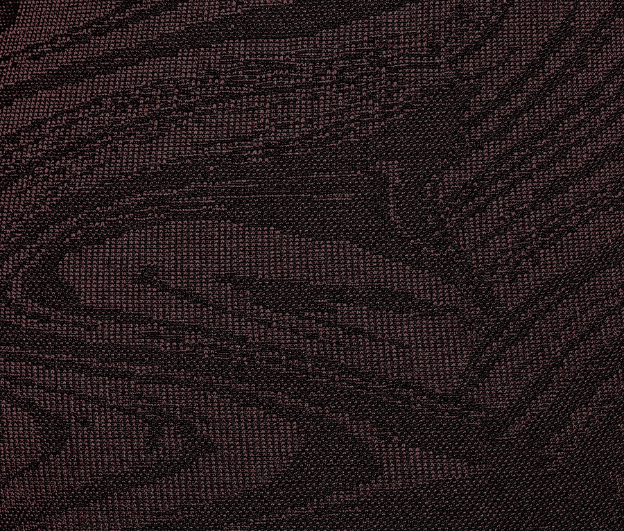 Koyu kahverengi desenli dikişsiz taytın yakın çekimi.