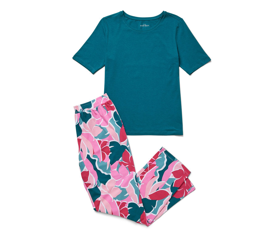 Görüntüde turkuaz bir tişört ve pembe, beyaz ve turkuaz çiçek desenli bir pantolondan oluşan bir pijama takımı yer almaktadır.