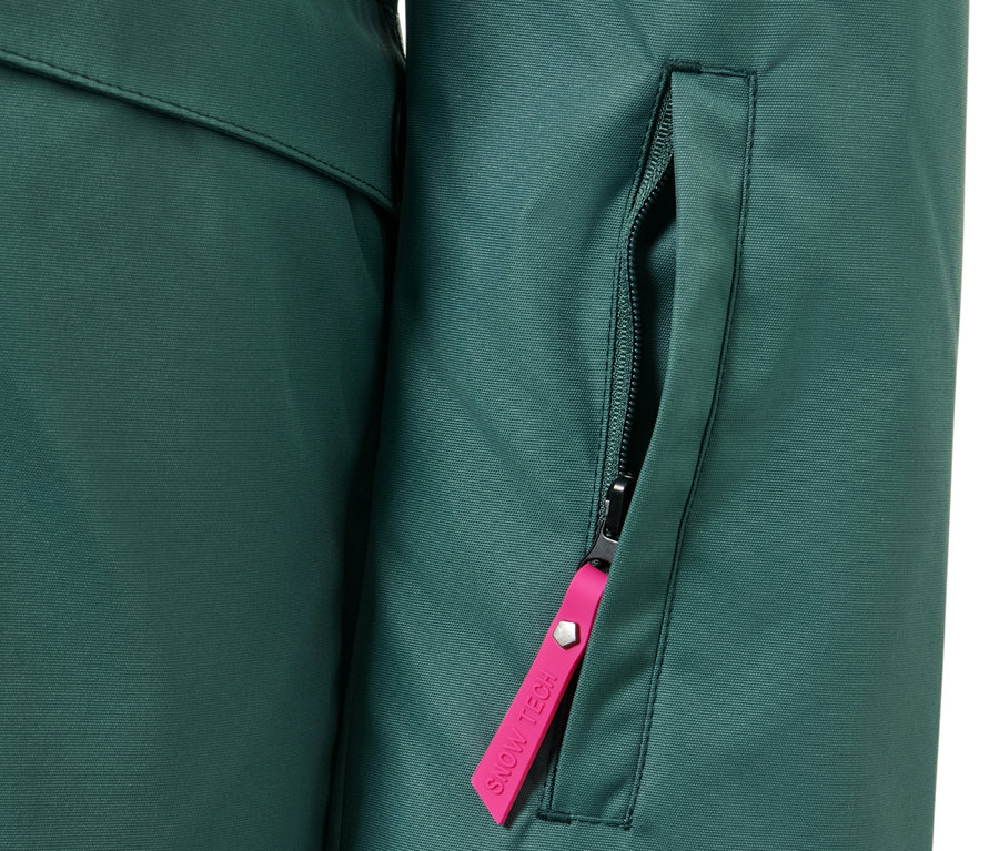 Fermuarlı ve cepli kayak ve snowboard montu detayı.