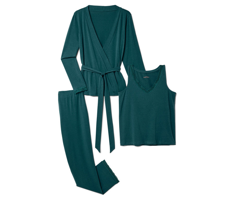 Uzun kollu sabahlık, atlet ve pantolondan oluşan yeşil bir pijama takımı.