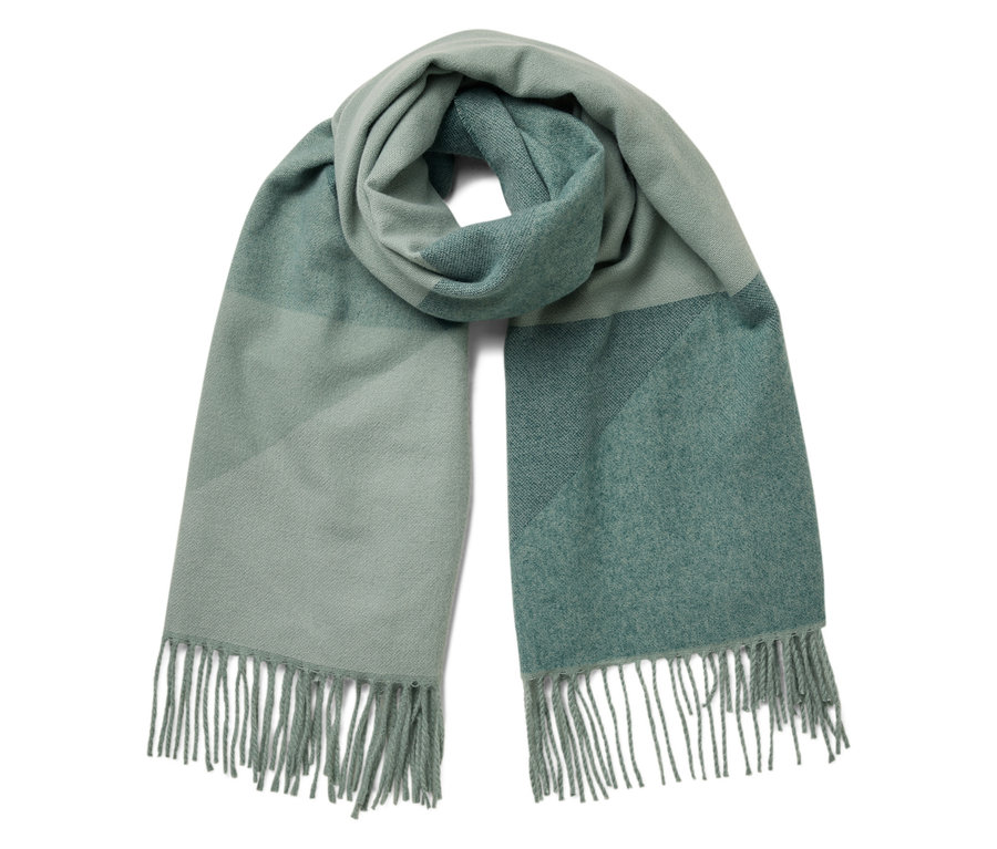 Uçlarında saçakları olan geometrik desenli yeşil bir eşarp.