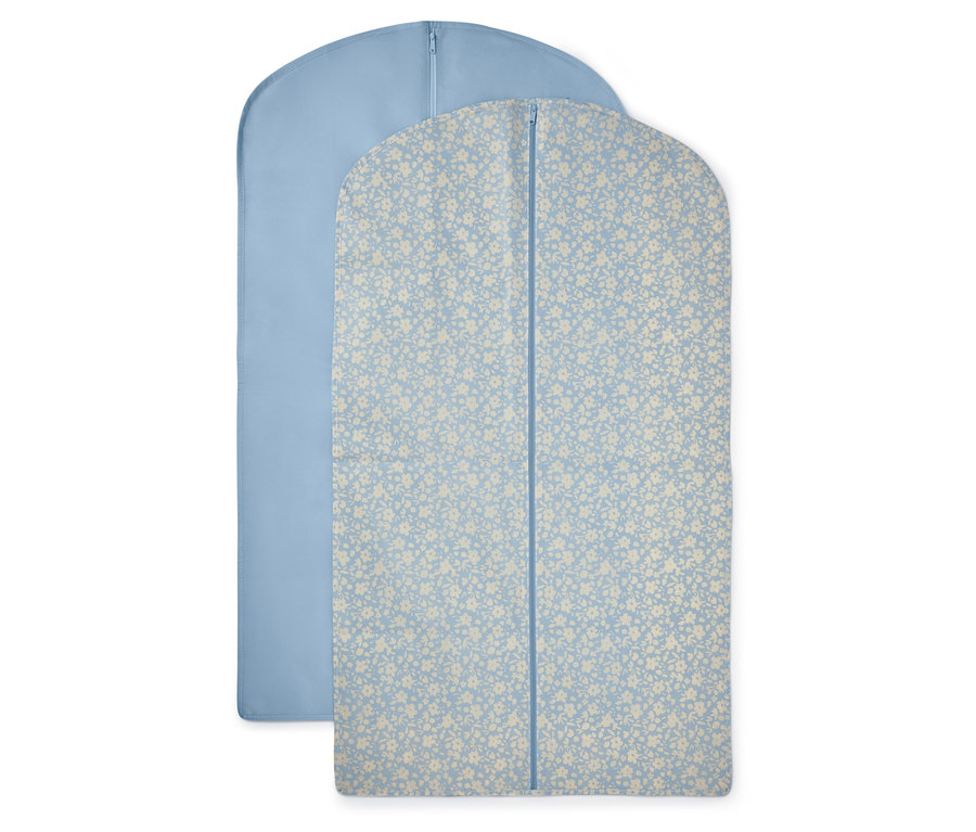 İki adet elbise kılıfı: biri açık mavi, diğeri çiçek desenli açık mavi.