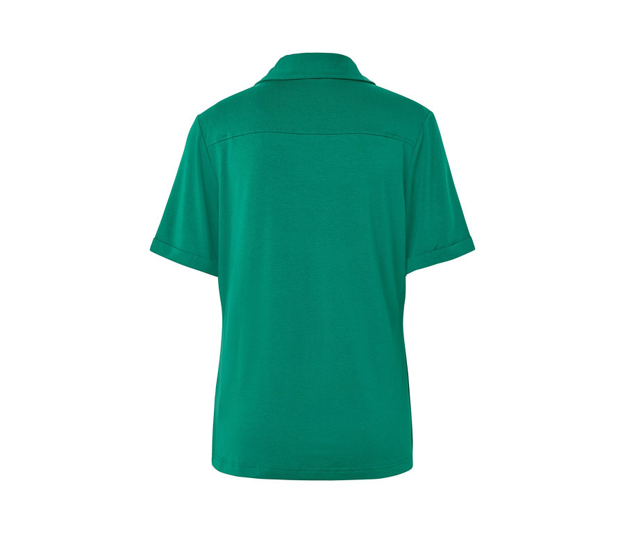 Zümrüt yeşili, düğmeli bluzun arka görünümü.