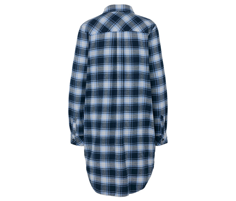 Arkadan görünümü mavi beyaz kareli pazen gömlek.