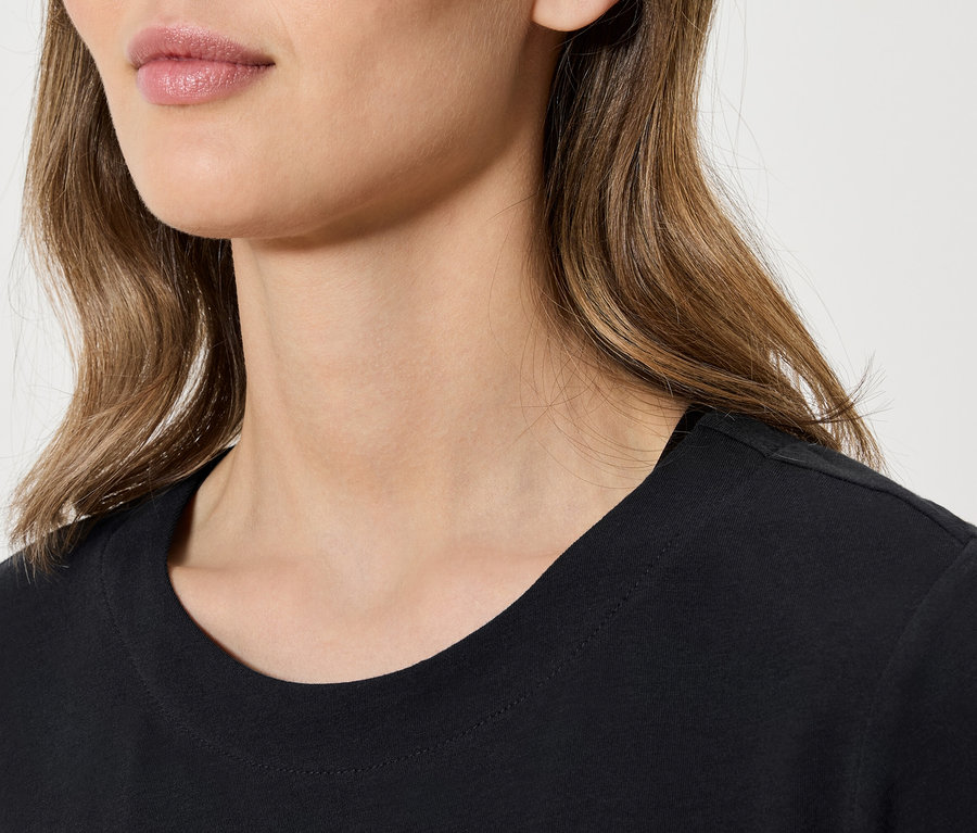 Kısa kollu siyah bir kadın tişörtünün yakın çekimi.