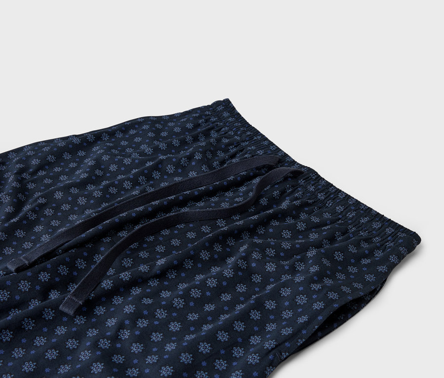 Elastik belli ve büzgülü lacivert pijamanın yakın çekimi.