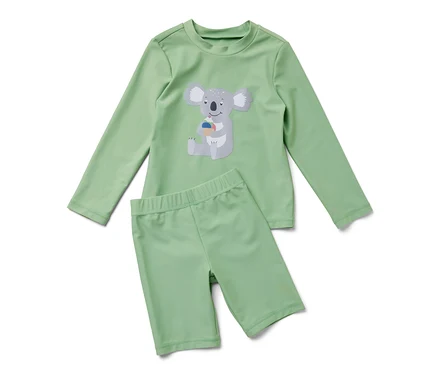 Yeşil, 80 faktör UV korumalı çocuk takımının üstünde koala deseni var.
