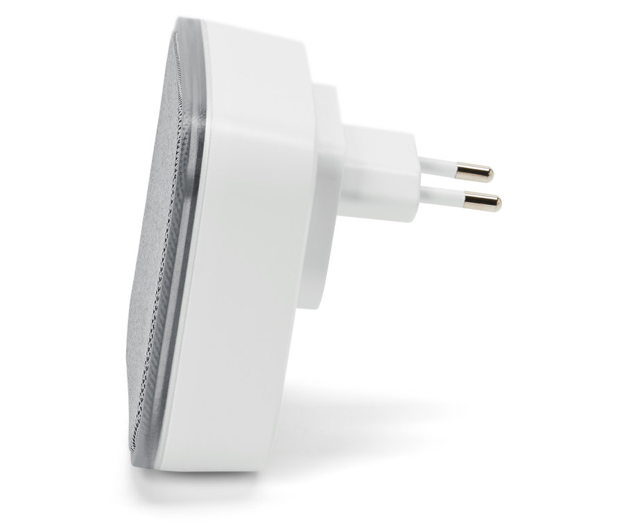 Beyaz plastik kasalı ve fişli bir Funktürklingel kablosuz kapı zilinin yakından görünümü.