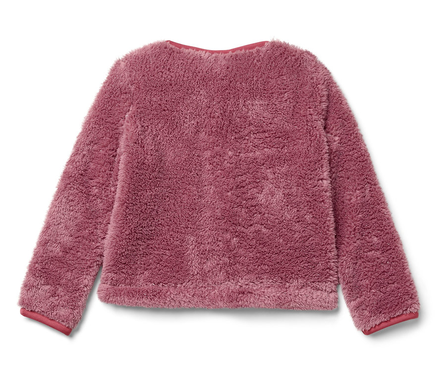 Pembe, tüylü, uzun kollu, kırmızı kenarlı kazak.