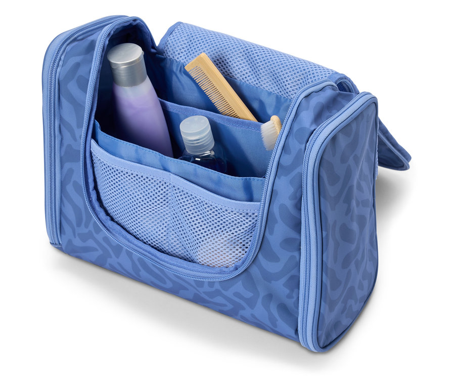 Açık, açık mavi renkli, şampuan, tarak ve diş fırçası gibi çeşitli seyahat malzemeleri bulunan makyaj çantası.