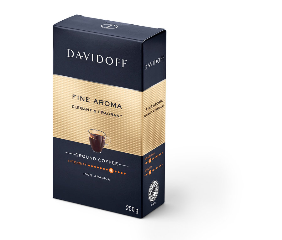 Beyaz bir arka plan üzerinde bir paket Davidoff Fine Aroma çekilmiş kahve.