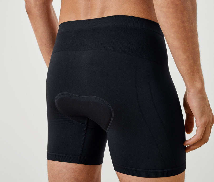 Siyah bisiklet şortu giyen bir adamın arkadan yakın çekimi.