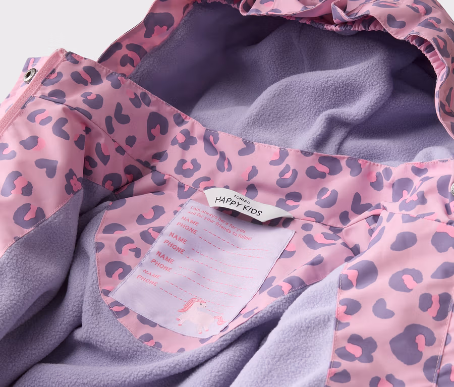 Pembe leopar desenli ve mor polar astarlı bir çocuk ceketinin iç görünümü. "HAPPY KIDS" yazılı ve isim bilgileri için yeri olan bir etiket görünüyor.