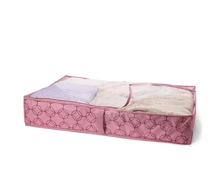 Şeffaf kapaklı, geometrik desenli, tekstil ürünleriyle dolu pembe yatak altı saklama kutusu.