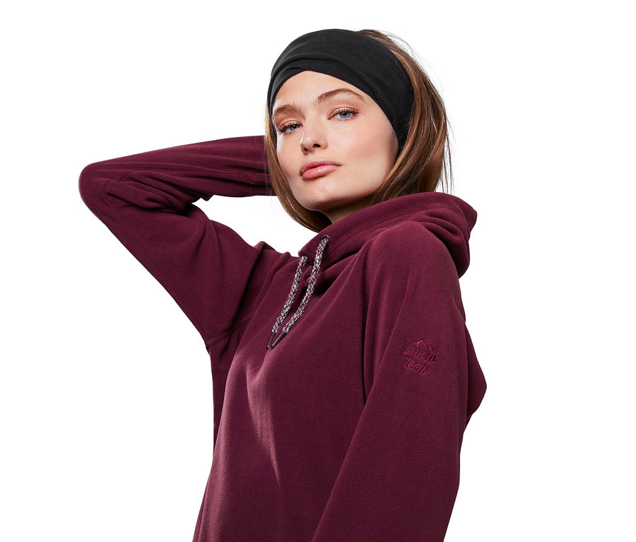 Kadın, başında siyah çok fonksiyonlu atkı-bere ve bordo kapüşonlu sweatshirt ile poz veriyor.