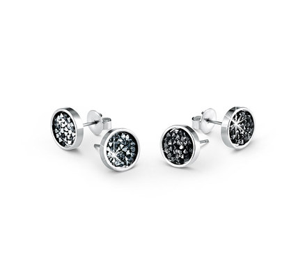 Beyaz bir zeminde duran Swarovski® kristalleriyle süslenmiş iki çift küpe.