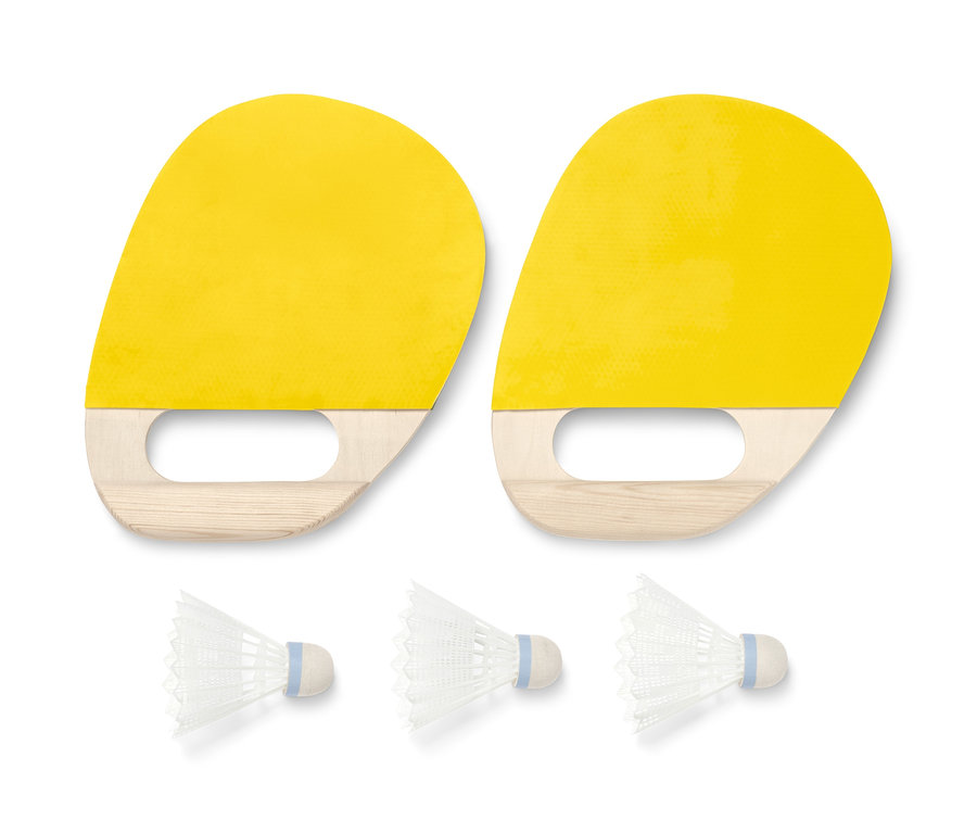 İki sarı badminton raketi ve üç beyaz badminton topu.