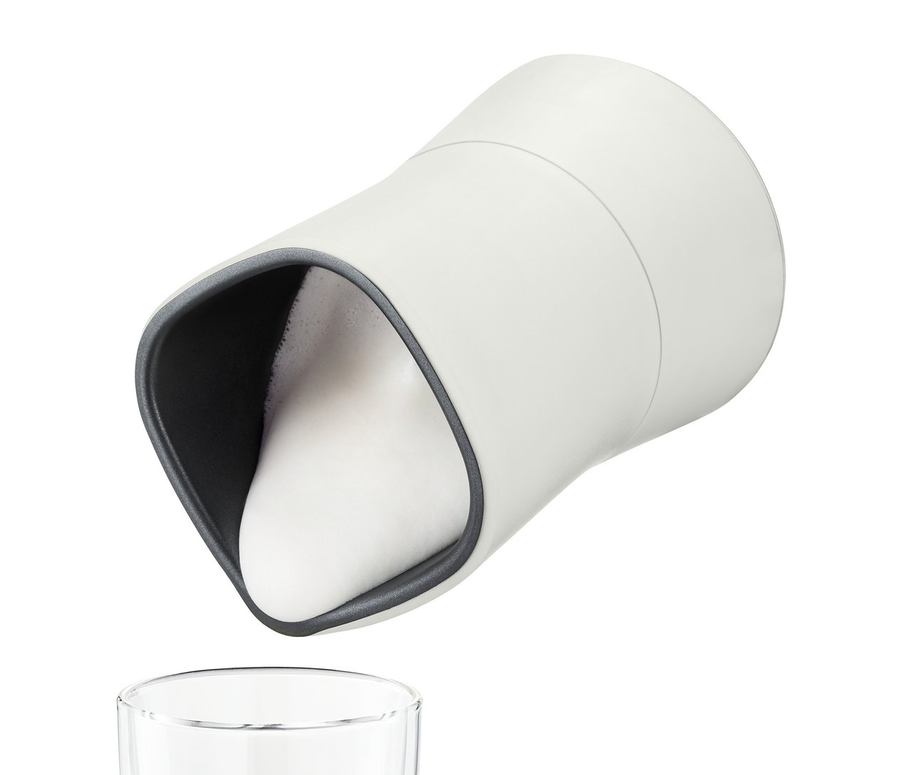 Kremsi beyaz elektrikli süt köpürtücü, bir bardağa süt köpüğü döküyor.