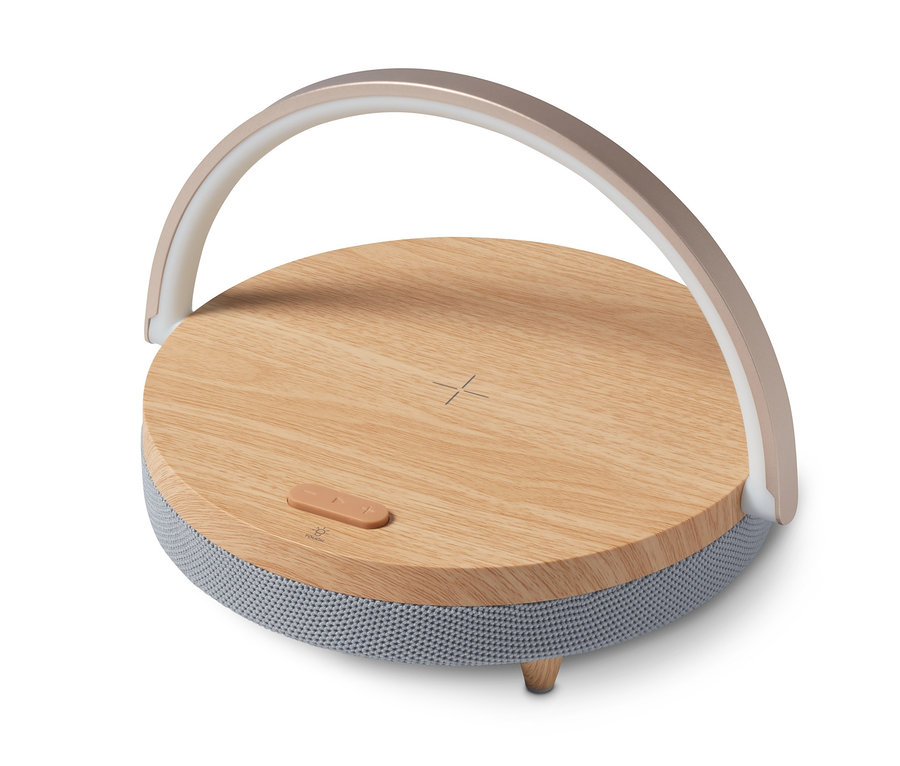 Beyaz arka plan üzerinde kablosuz şarj cihazı ve LED gece lambası olan Bluetooth hoparlör