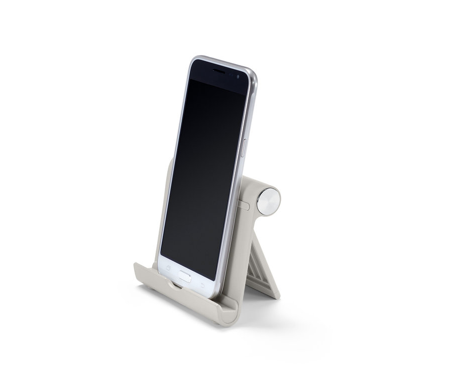 Gri bir akıllı telefon, gri bir Akıllı Telefon ve Tablet Tutucu içinde duruyor.