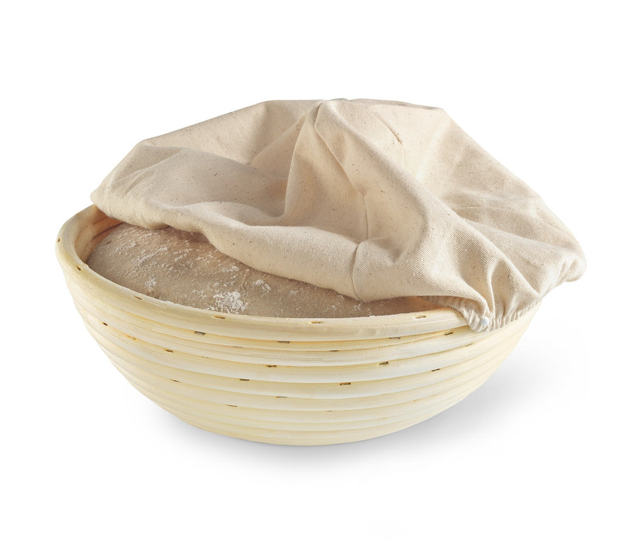 Yuvarlak mayalama sepeti, hamur ve kumaş örtüsüyle birlikte.