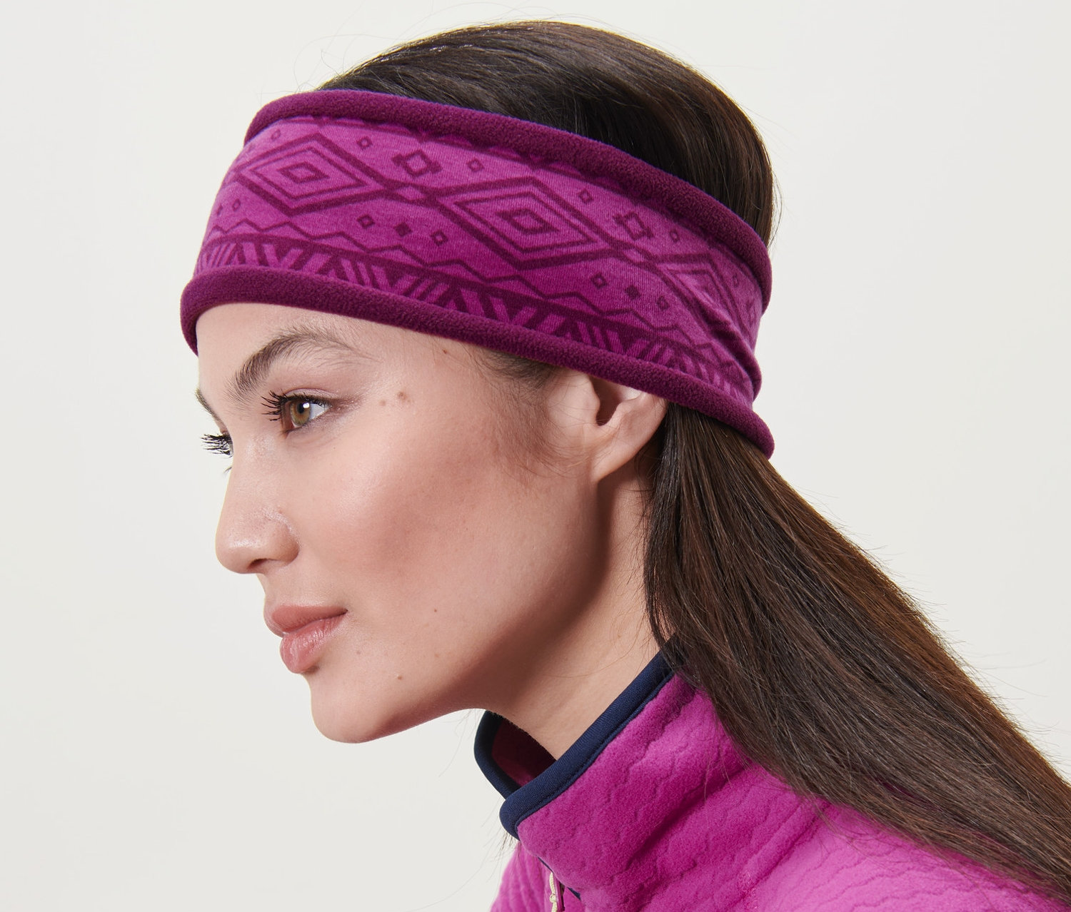 Kahverengi saçlı kadın, pembe termal saç bandı takıyor.