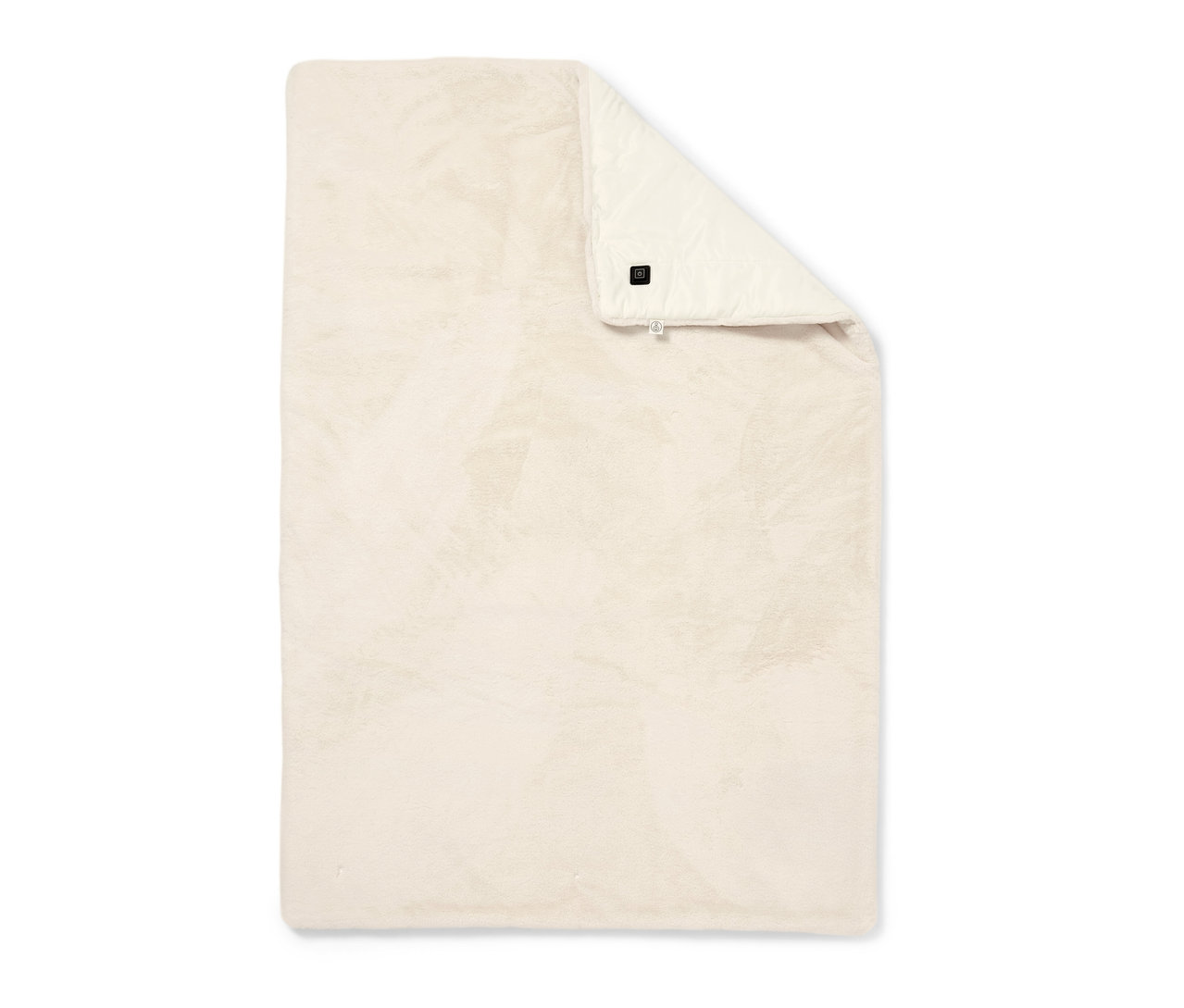 Beyaz bir arka plan üzerinde katlanmış bej renkli şarjlı ısıtıcı panço.