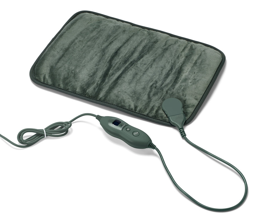 Beyaz bir arka plan üzerinde kontrol paneli ve kablosu bulunan küçük, zeytin yeşili ısıtma minderi.