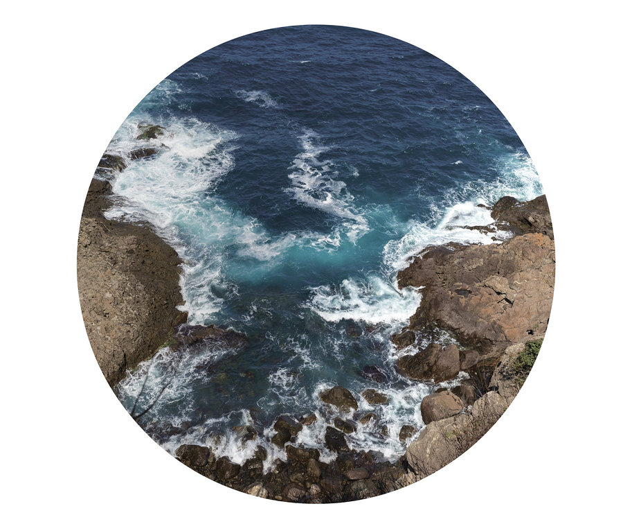 Kayalık kıyıya çarpan çalkantılı okyanusun havadan görünümü. Ürün: Puzzle »Okyanus«.