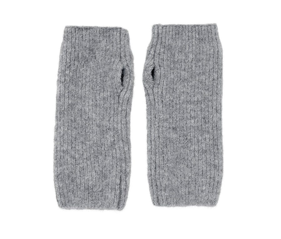 İki gri parmaksız eldiven yan yana duruyor.