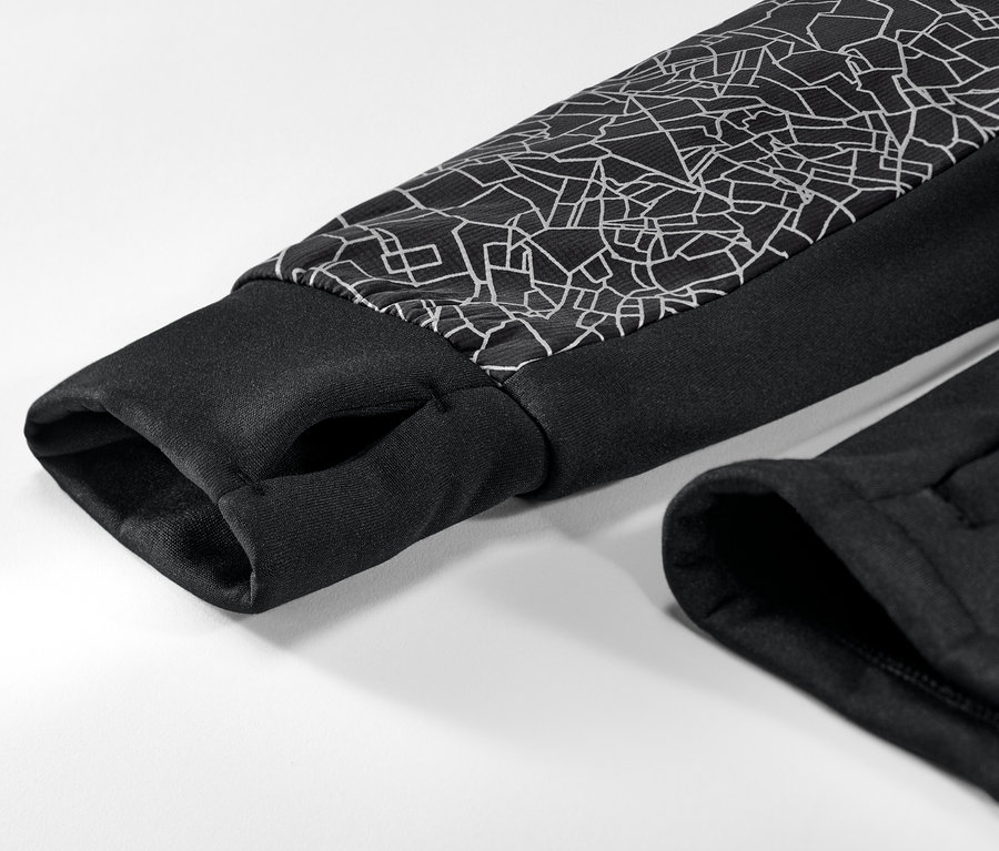 Siyah şeritli ve kolunda geometrik desen bulunan termal ceketin detayı.