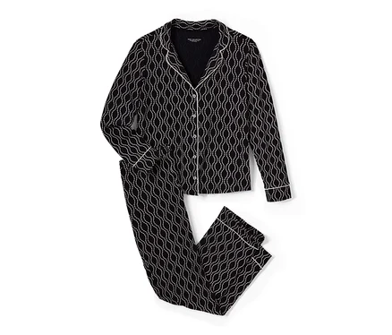 Siyah beyaz, tamamı baskılı pijama takımı.