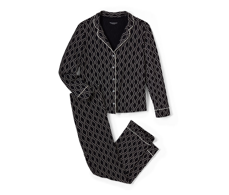 Siyah beyaz, tamamı baskılı pijama takımı.