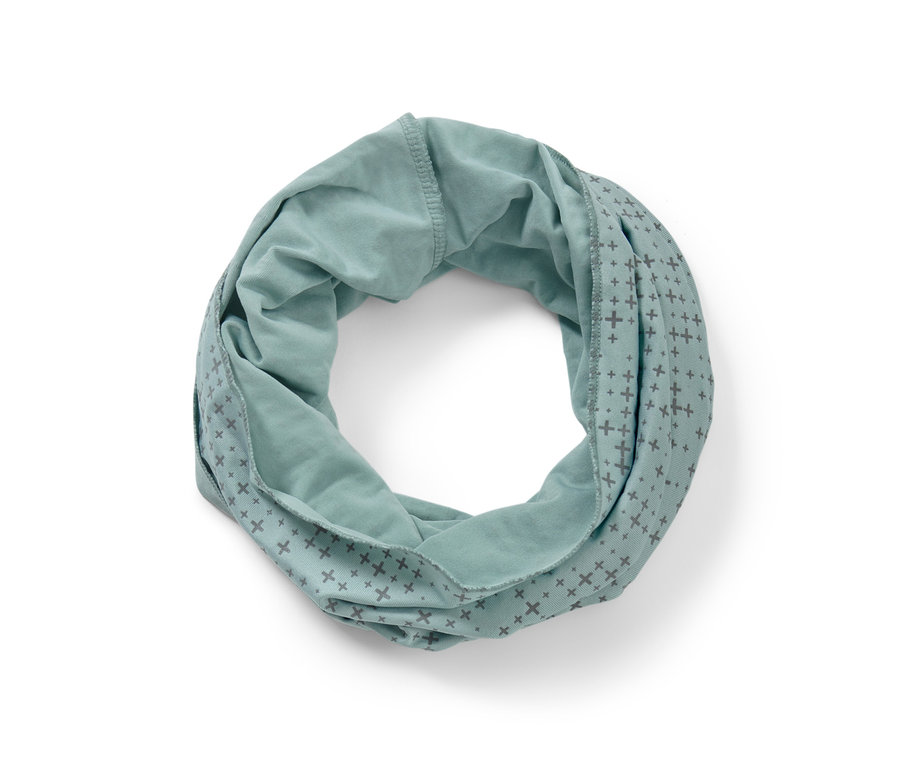 Mavi çok fonksiyonlu boyunluk dairesel şekilde kıvrılmış.