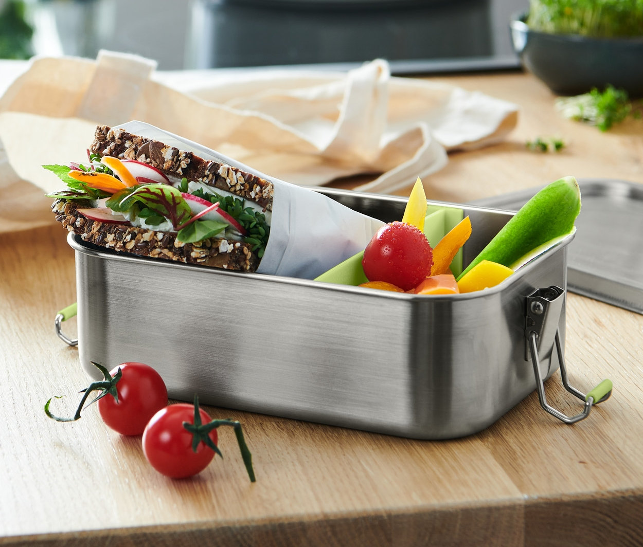 Atıştırmalık, masanın üzerindeki taşınabilir yemek kutusunda.