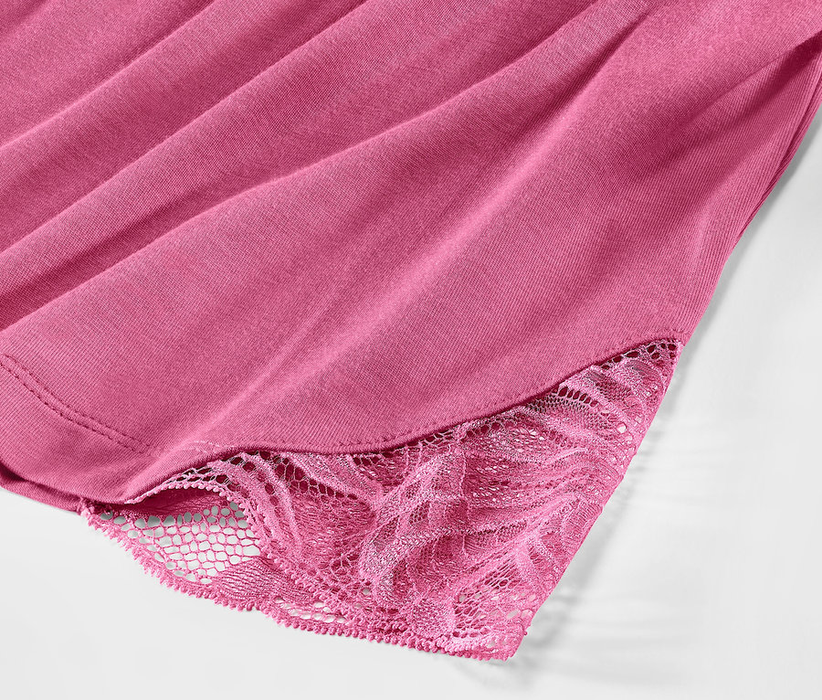 Pembe, dantel detaylı şortlu pijama takımının yakın çekimi.