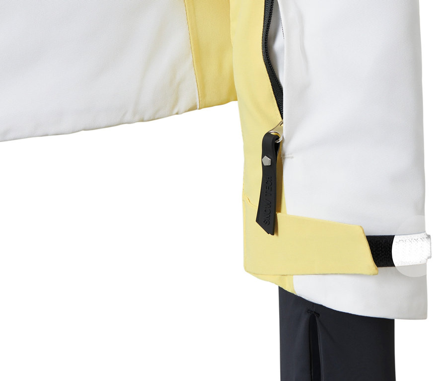 Beyaz ve sarı renklerdeki kayak montunun detayı.