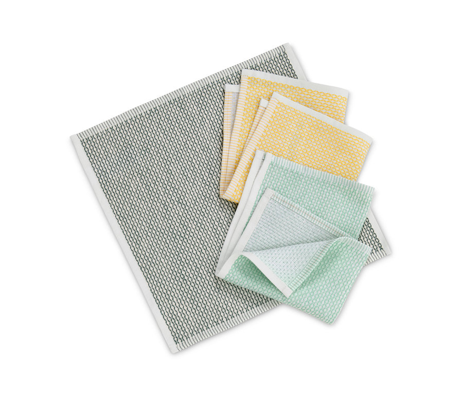 Üç adet kurulama bezi: biri gri, biri sarı ve biri yeşil.