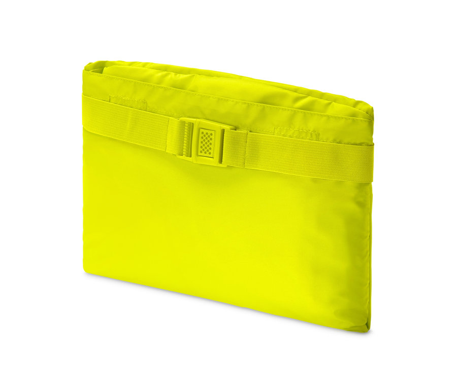 Katlanmış, sarı renk panço yağmurluk, kemerli.