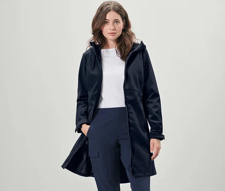 Kadın lacivert softshell palto giyiyor.