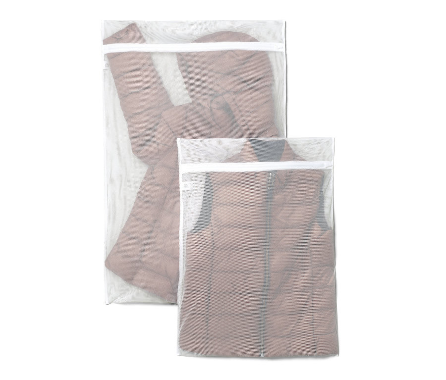 İki adet ekstra büyük çamaşır filesi içinde kahverengi bir şişme mont ve yelek var.