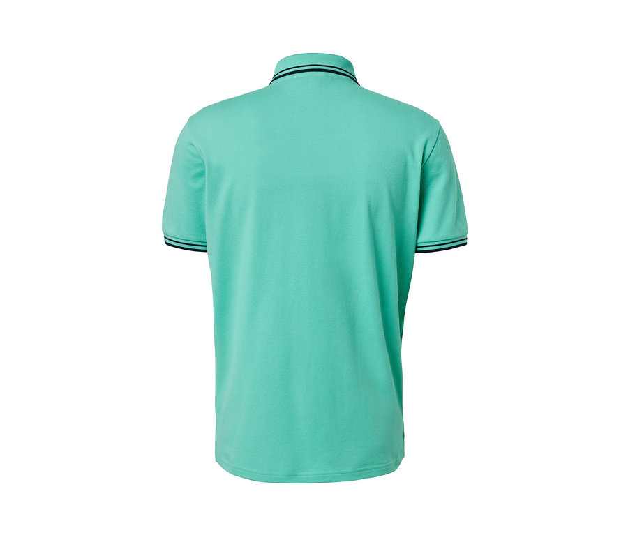 Yeşil renkli pike polo tişörtün arka görünümü.