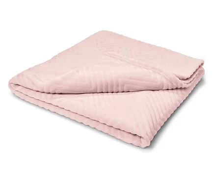 Beyaz bir arka plan üzerinde katlanmış pembe bir battaniye.