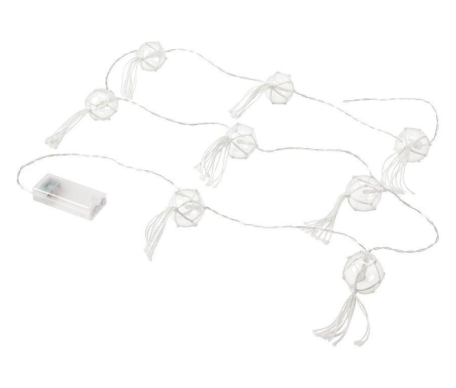 Beyaz bir arka planda LED küre ışık zinciri.