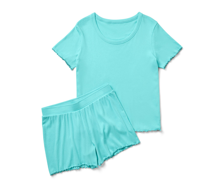 Turkuaz fitilli kısa pijama takımı beyaz bir arka plan üzerinde duruyor.