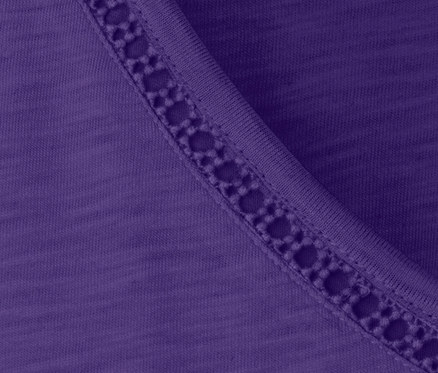 Dekoratif şeritli, lila modal karışımlı tişörtün yakın çekimi.